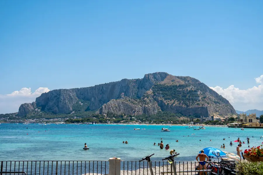 Palermo, ZTL e area pedonale a Mondello dall’8 maggio