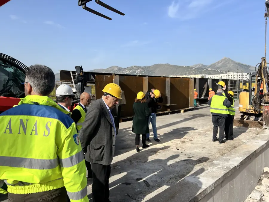 Ponte Corleone, avviato il montaggio della nuova campata: sopralluogo al cantiere del raddoppio